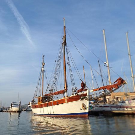 Historic Wooden Ship 'MFV119' East Cowes Exterior foto