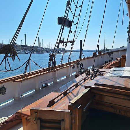 Historic Wooden Ship 'MFV119' East Cowes Exterior foto