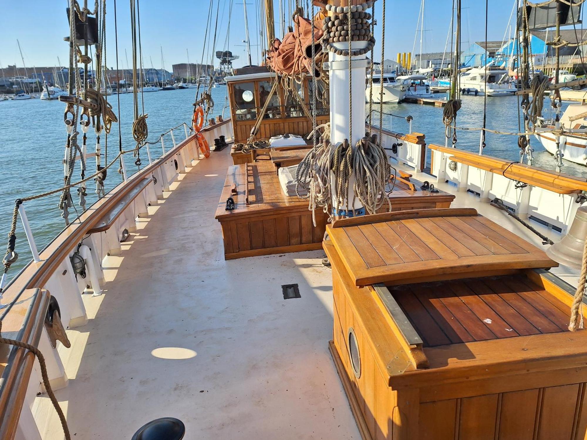 Historic Wooden Ship 'MFV119' East Cowes Exterior foto